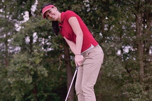 junge Frau spielt Golf