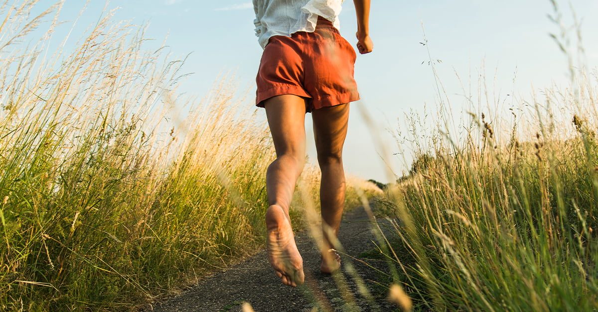 Quels sont les bienfaits sur la sant de la marche pieds nus