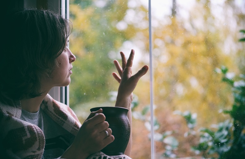 Dito medio che esce dalla tazza di caffè 